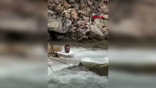 Suudi turist, fotoğraf çekilmek istediği derede boğuldu; o anlar kamerada