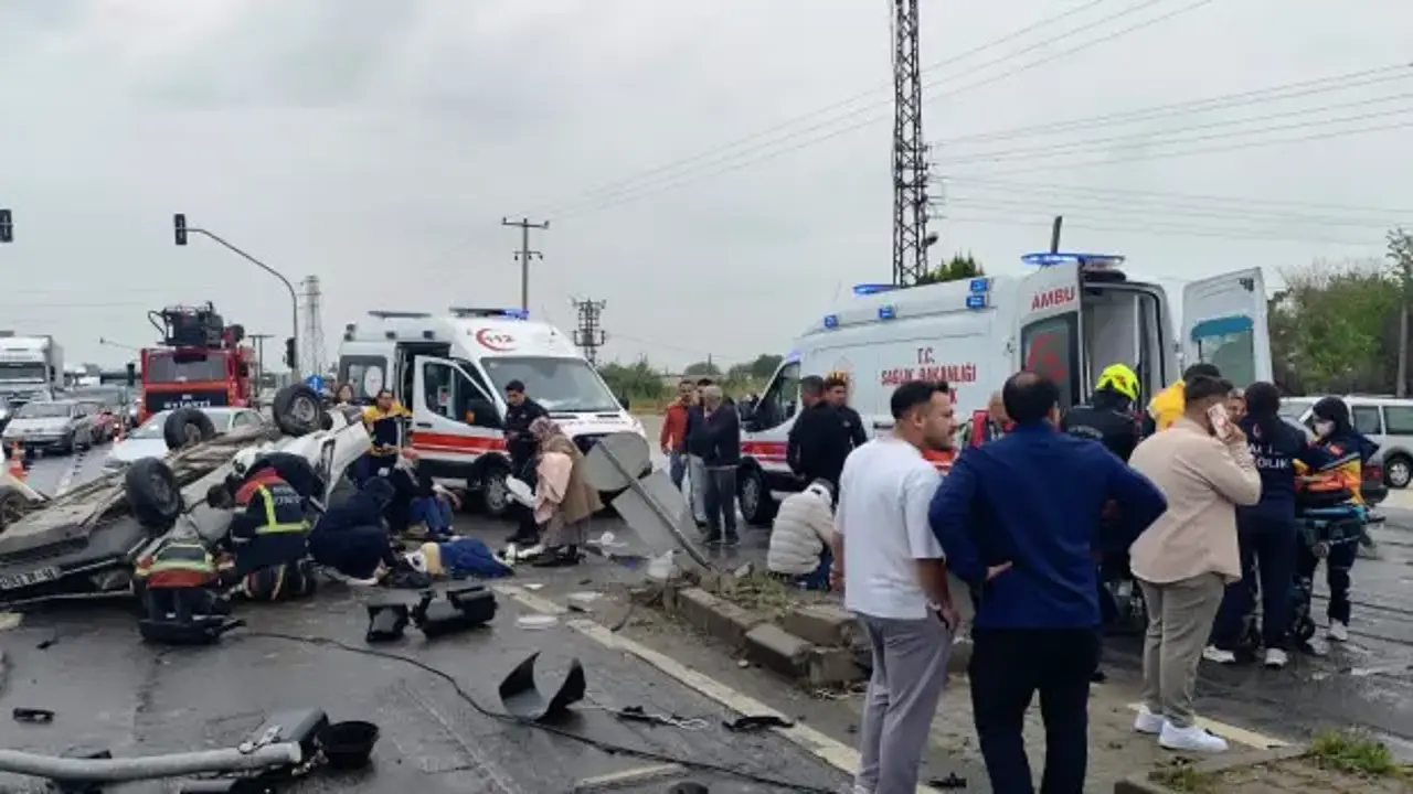 Takla atan otomobil ters döndü: 2'si çocuk 5 yaralı