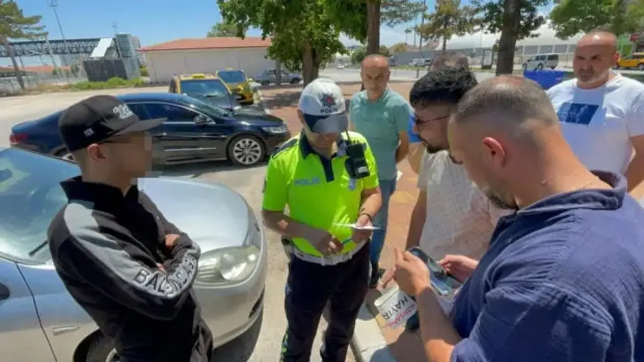 Taksiciler müşteri kılığına girdi, korsan taksiciyi yakalattı