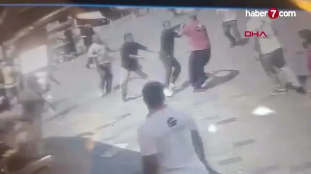 Taksim'de esnafa kazmalı saldırı kamerada