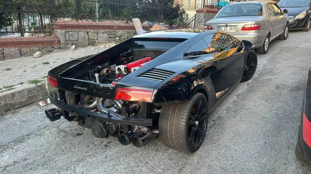 Tamir etmek için aldığı 15 milyon liralık lüks otomobille cipe çarpıp kaçtı