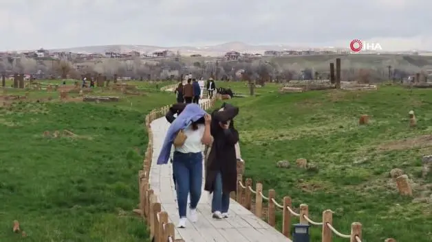 Tarihi İslam mezarlığında ziyaretçi akını