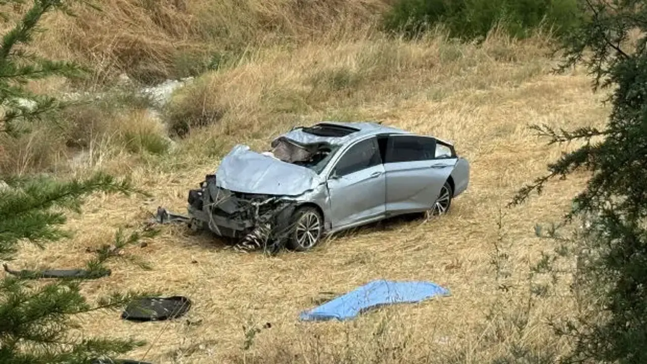 Tarlaya uçan otomobilin sürücüsü öldü