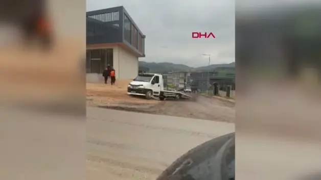 Tartıştığı kişilerin üzerine önce aracını sürdü, ardından sopayla saldırdı