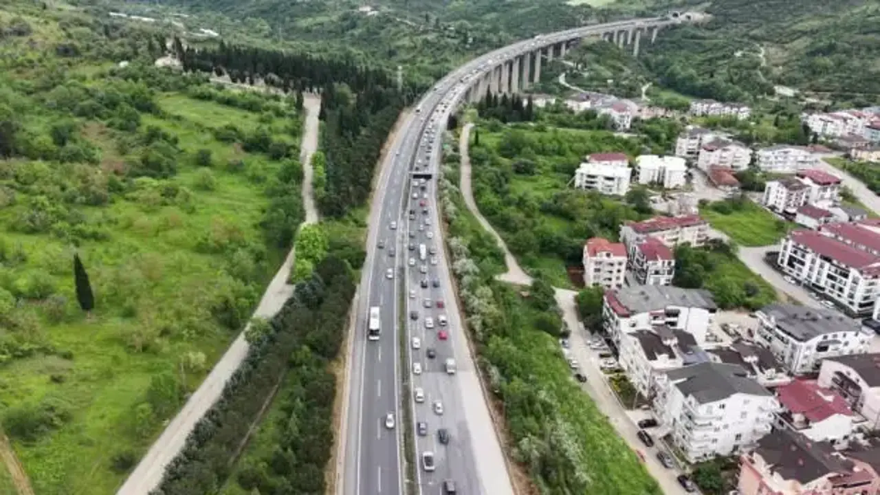 Tatilin ikinci gününde TEM'de trafik yoğun akıcı ilerliyor