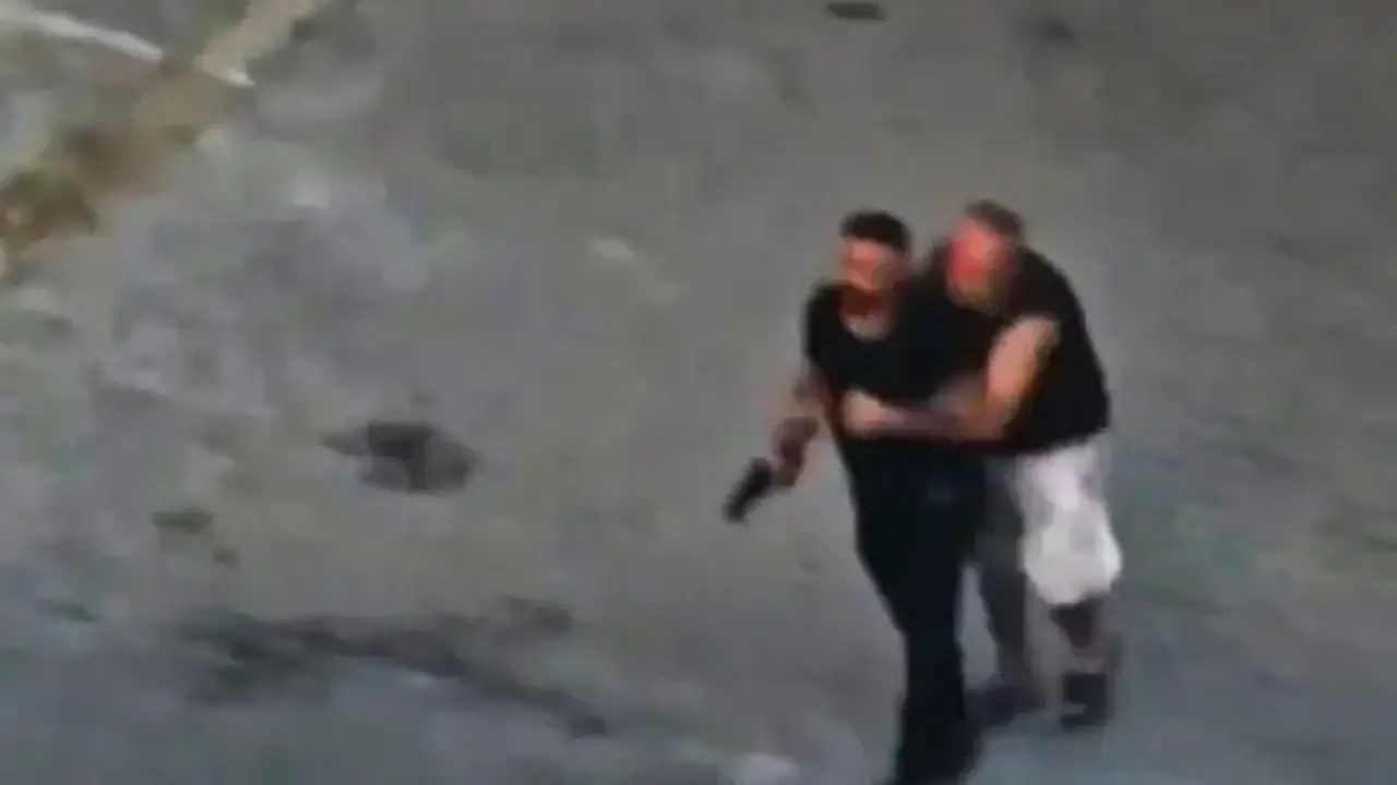 Taziye evinde ortalık karıştı! Silah çekip husumetlilerini kovaladı
