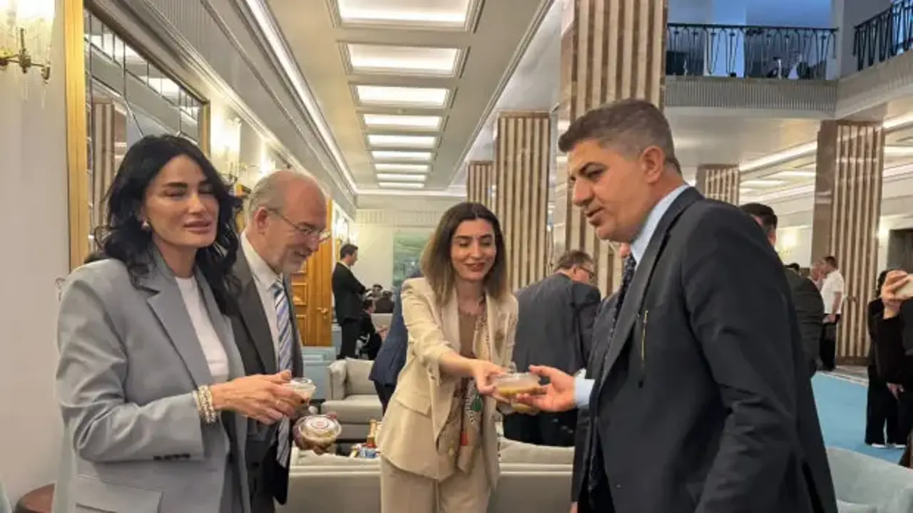 TBMM'de milletvekillerine aşure ikram edildi