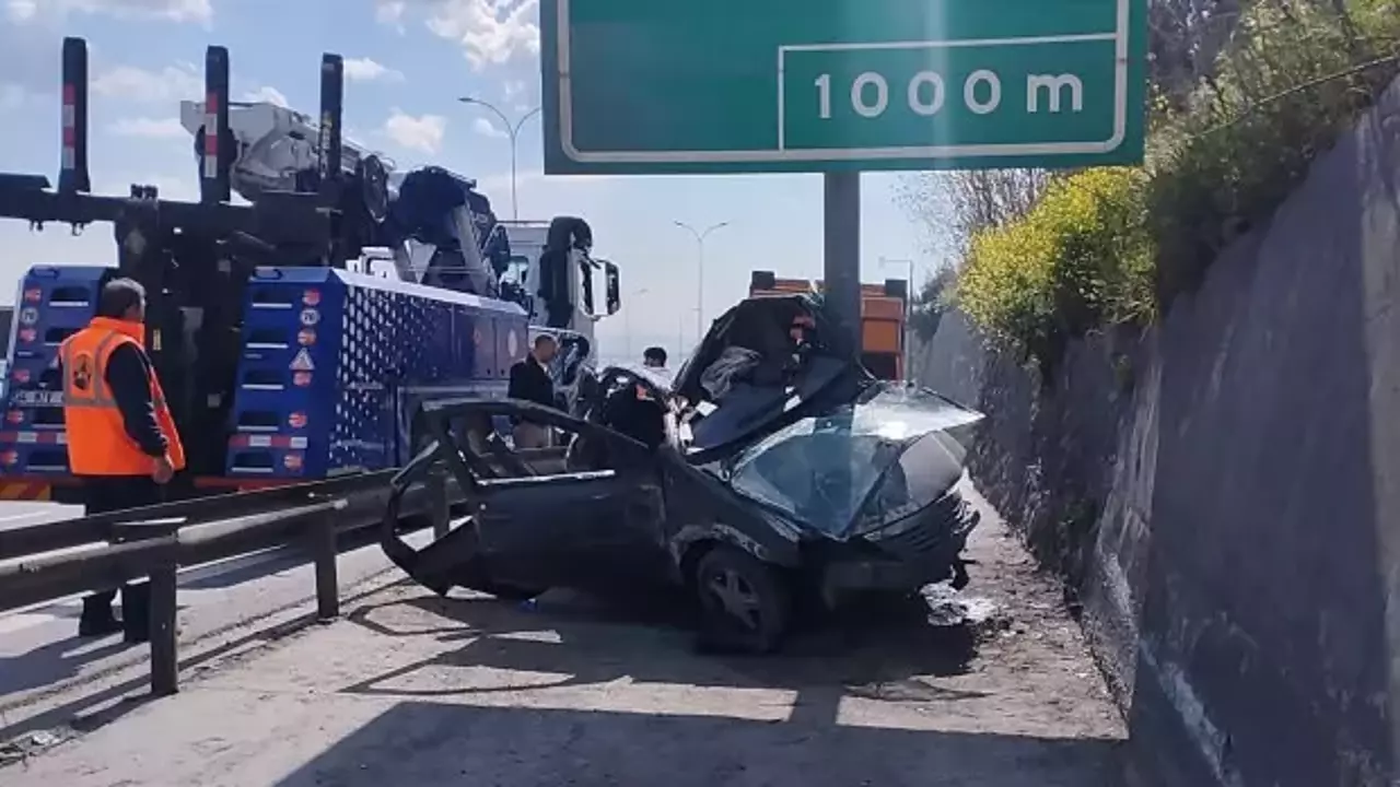 TEM Otoyolu'nda otomobil yön levhasına saplandı