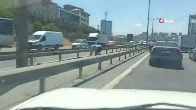 TEM'de para götüren motokurye düştü, yola saçılanları vatandaşlar topladı