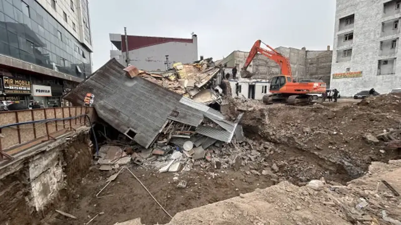 Temel kazısı sırasında facianın eşiğinden dönüldü: Lokanta çöktü