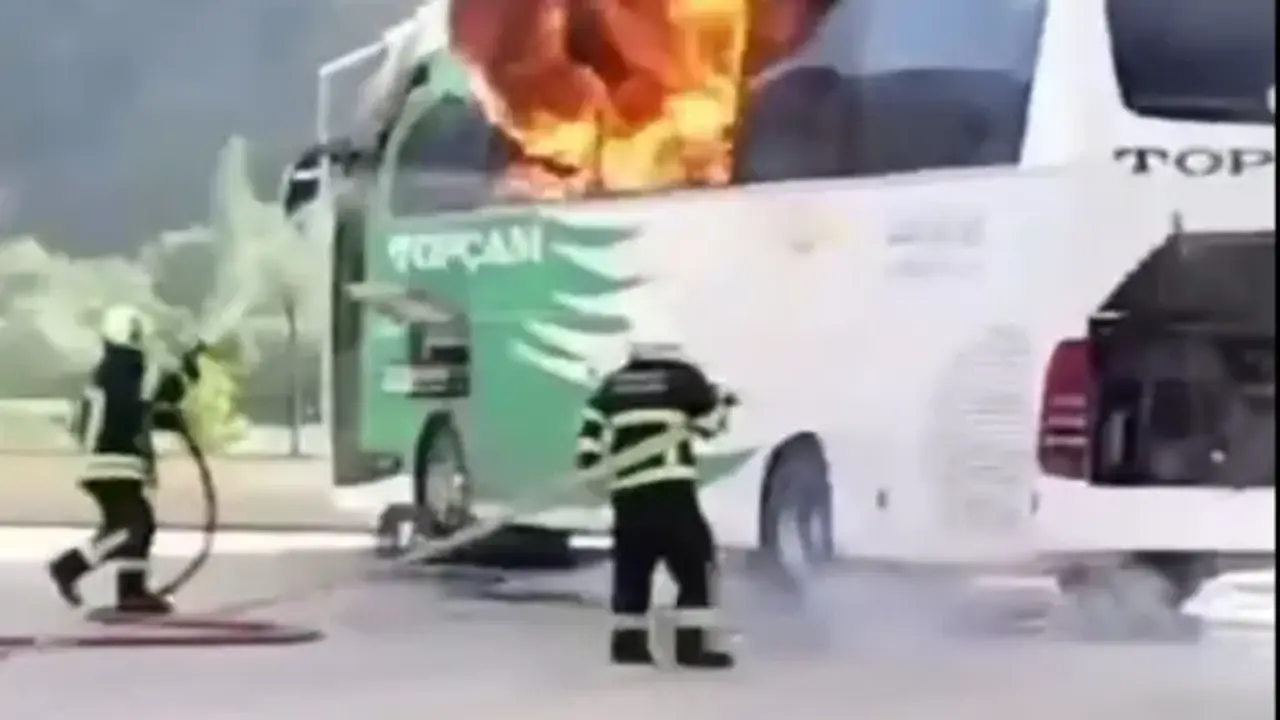 Terminalde korku dolu anlar: Yolcu otobüsü alev alev yandı!