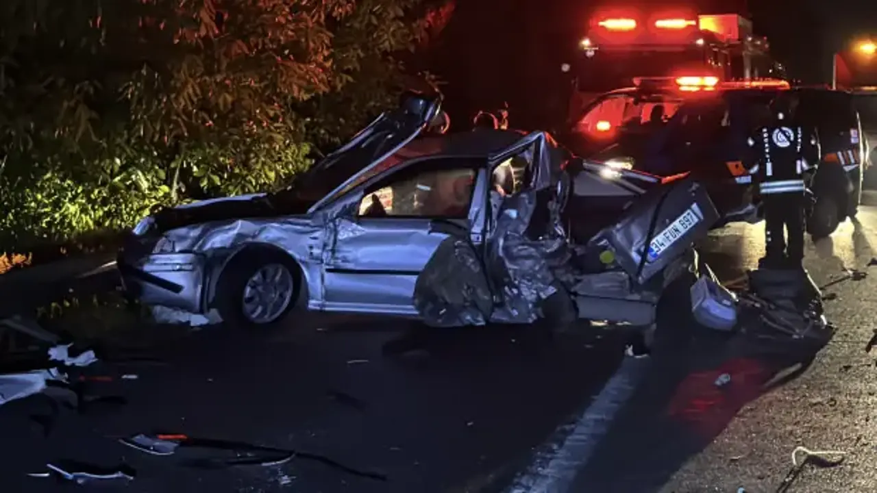 Tır arızalanan otomobile çarptı: 1 çocuk öldü, 3 kişi yaralandı