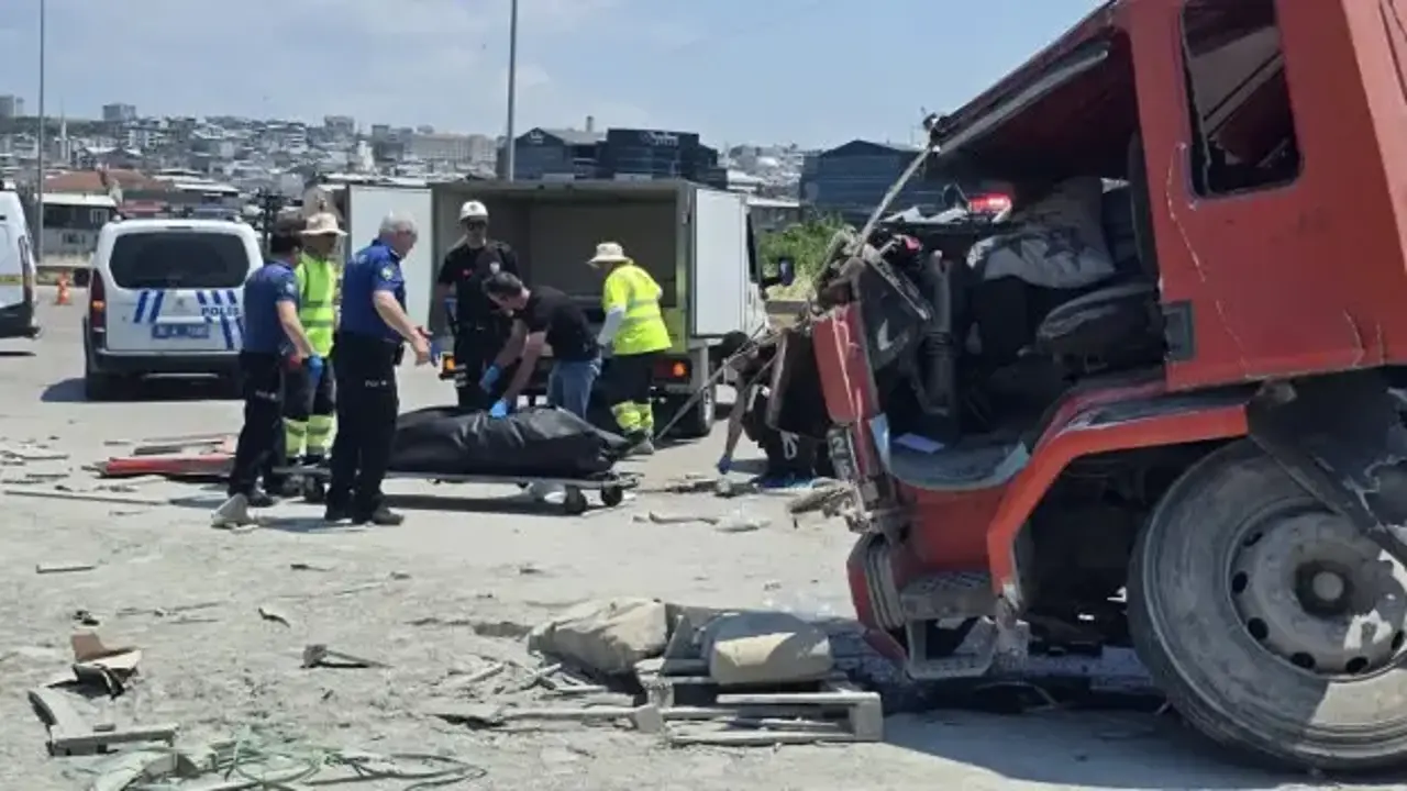 TIR, emniyet şeridinde park halindeki araçlara çarptı: 1 ölü, 1 yaralı