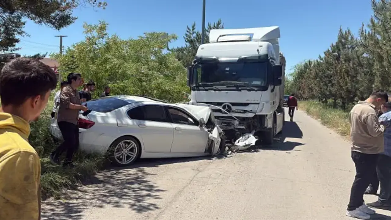 TIR ile çarpışan otomobilin sürücüsü öldü