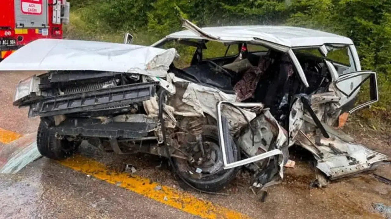 TIR ile otomobil çarpıştı: 1 ölü, 2 ağır yaralı