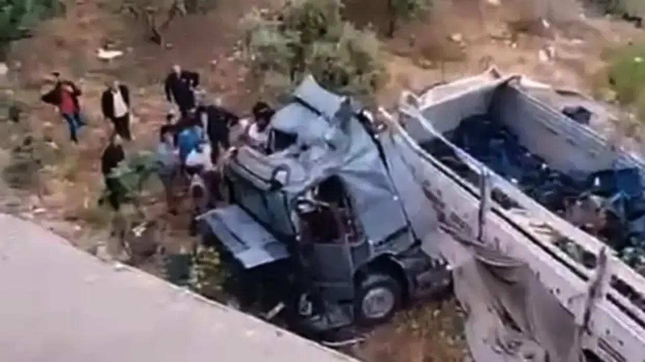 TIR, otomobile çarpıp viyadükten düştü: Ölü ve yaralılar var