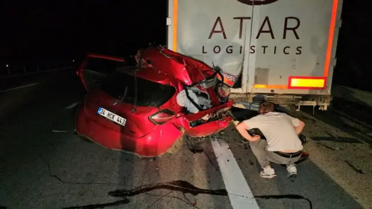 TIR'a arkadan çarpan otomobilin sürücüsü öldü