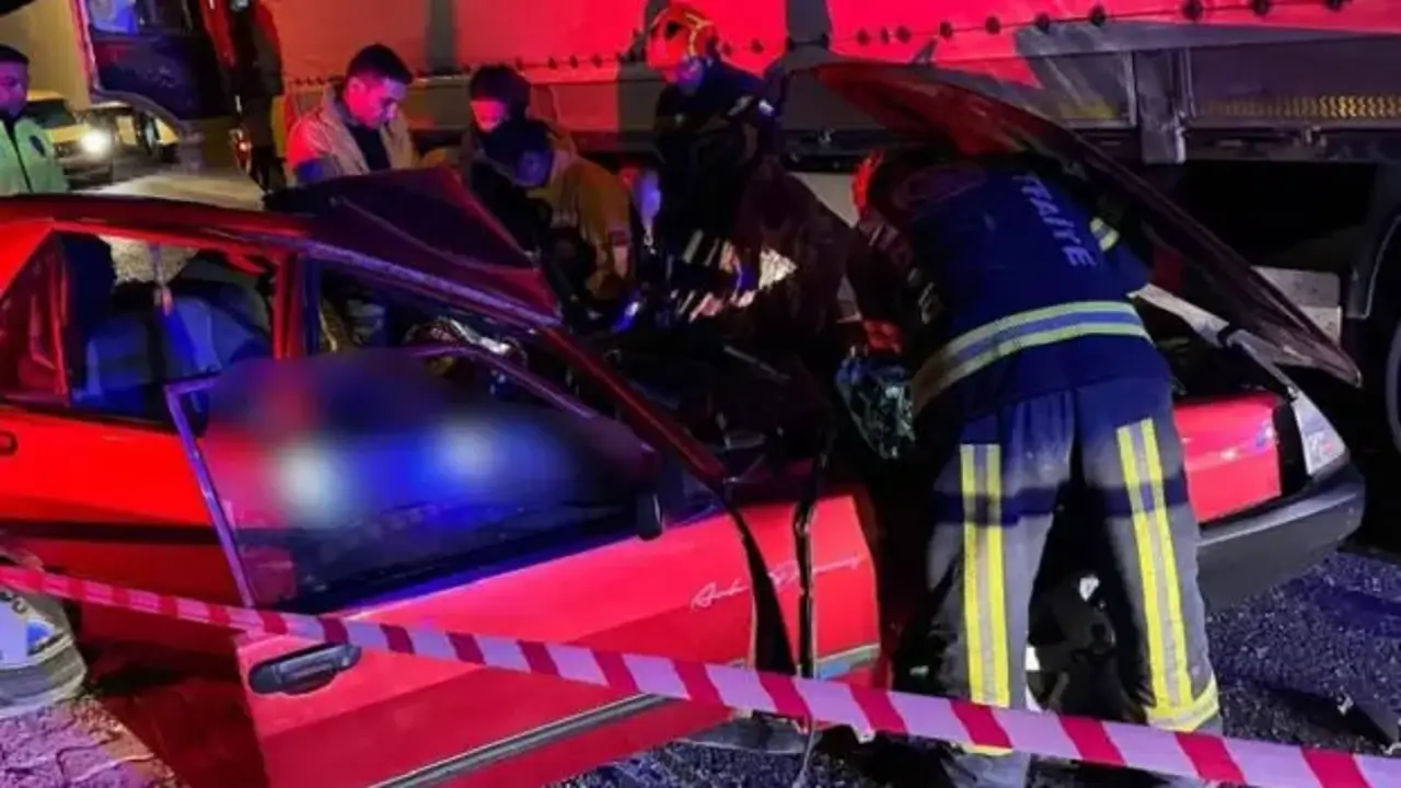 Tıra yandan çarpan otomobilde 1 kişi öldü, 1 kişi ağır yaralandı