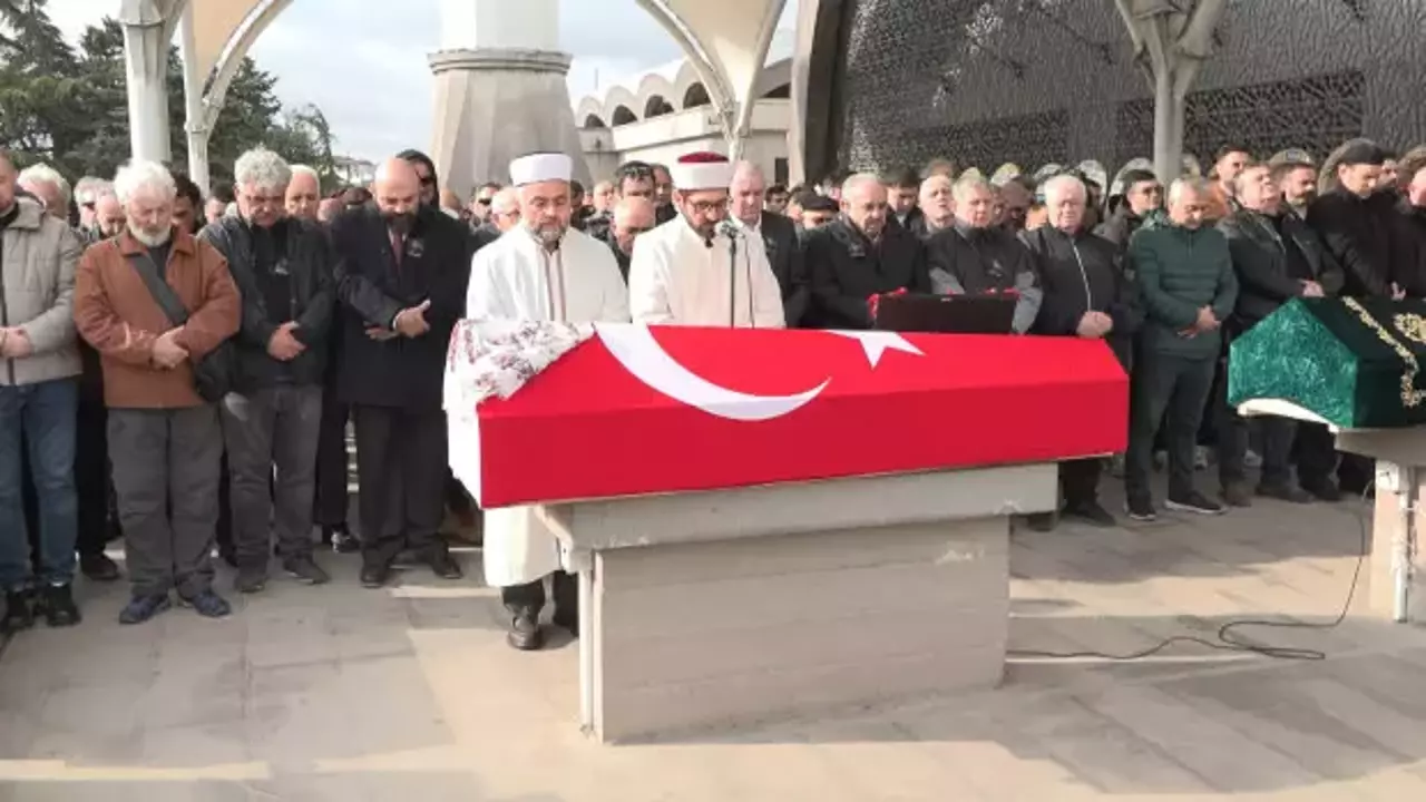 Tiyatro oyuncusu Feyha Çelenk son yolculuğuna uğurlandı