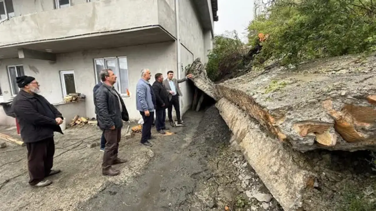 Tokat'ta sağanak nedeniyle istinat duvarı çöktü