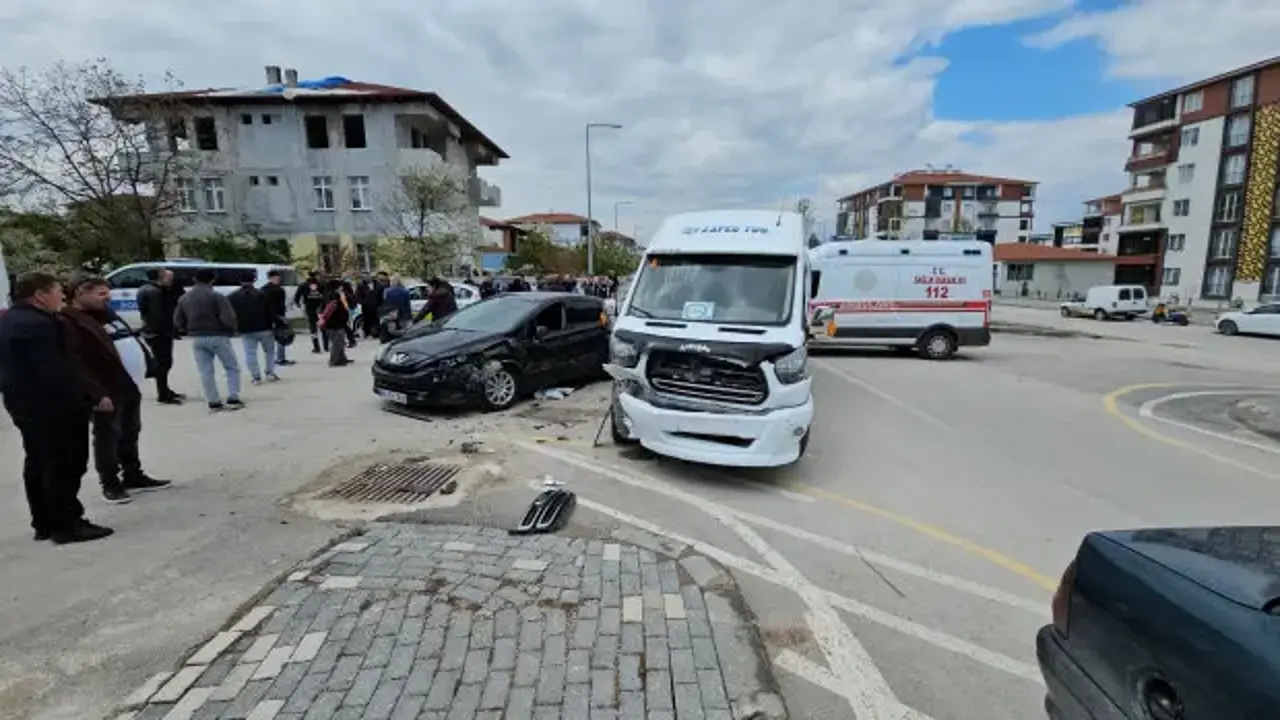 Tokat’ta servis minibüsü otomobille çarpıştı: 10 yaralı