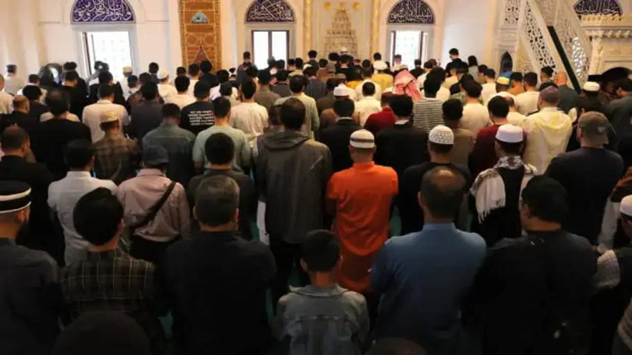 Tokyo Camii'nde bayram namazı 3 kez kılındı