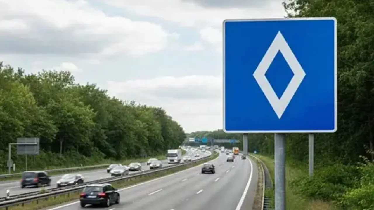 Trafikte bu levhaya dikkat: Cezası cep yakıyor! Uymayan pişman
