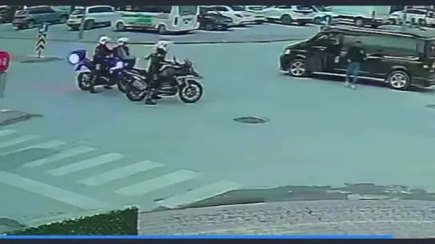 Trafikte polislerden hayat kurtaran müdahale: Saniyelerle yarıştılar