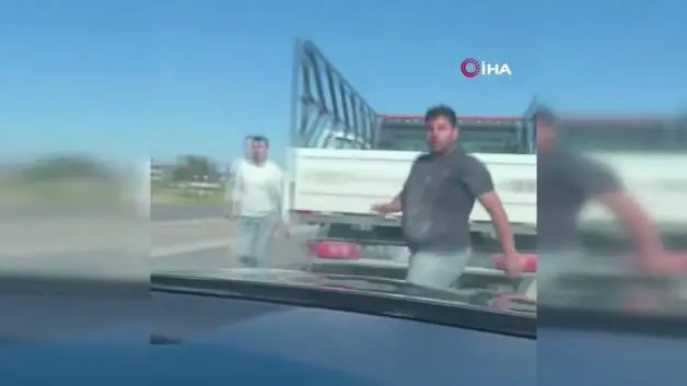 Trafikte tansiyon yükseldi: Sopalı saldırıdan son anda kaçtılar