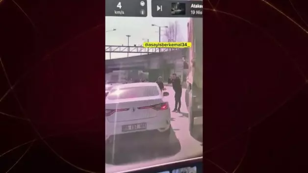 Trafikte tekme yumruk kavga ettiler, o anlar araç kamerasına yansıdı