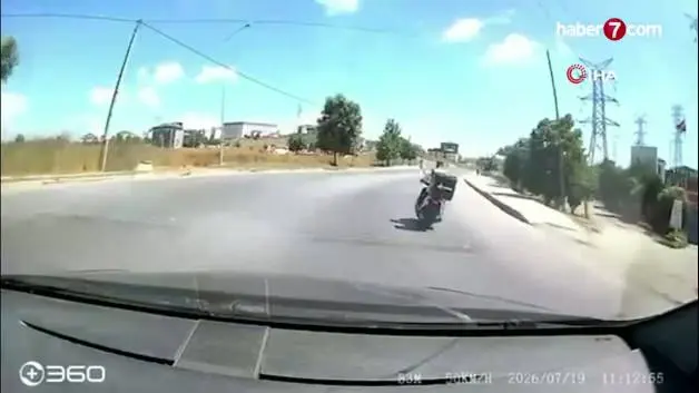 Trafikte telefonla oynayan motosikletliyi uyarınca olanlar oldu! Tornavidayla saldırdı