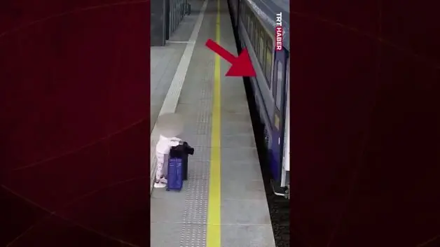 Trenin hareket etmesiyle peronda tek başına kalan küçük kızın zor anları kamerada