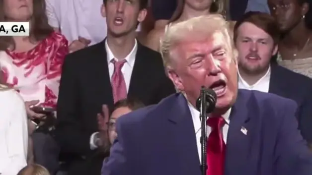 Trump konuşurken arkadan taklidini yaptı