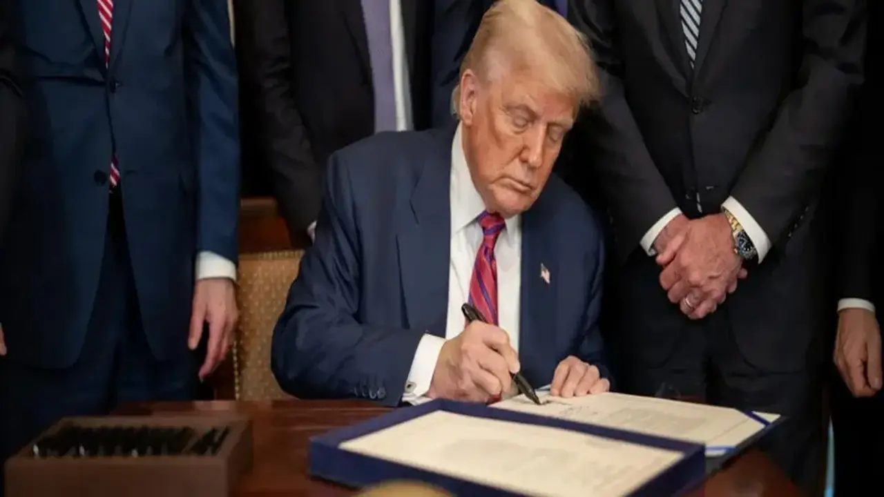 Trump, Rusya'ya yönelik yaptırım ve tarifeleri askıya aldı