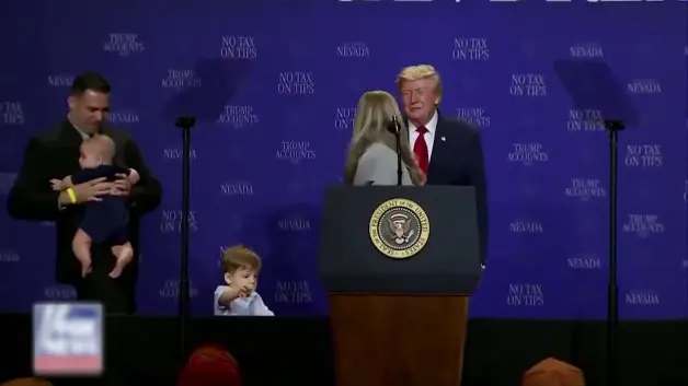 Trump sahnede çocuk peşinde koştu, mikrofonu alıp Biden’a yüklendi!