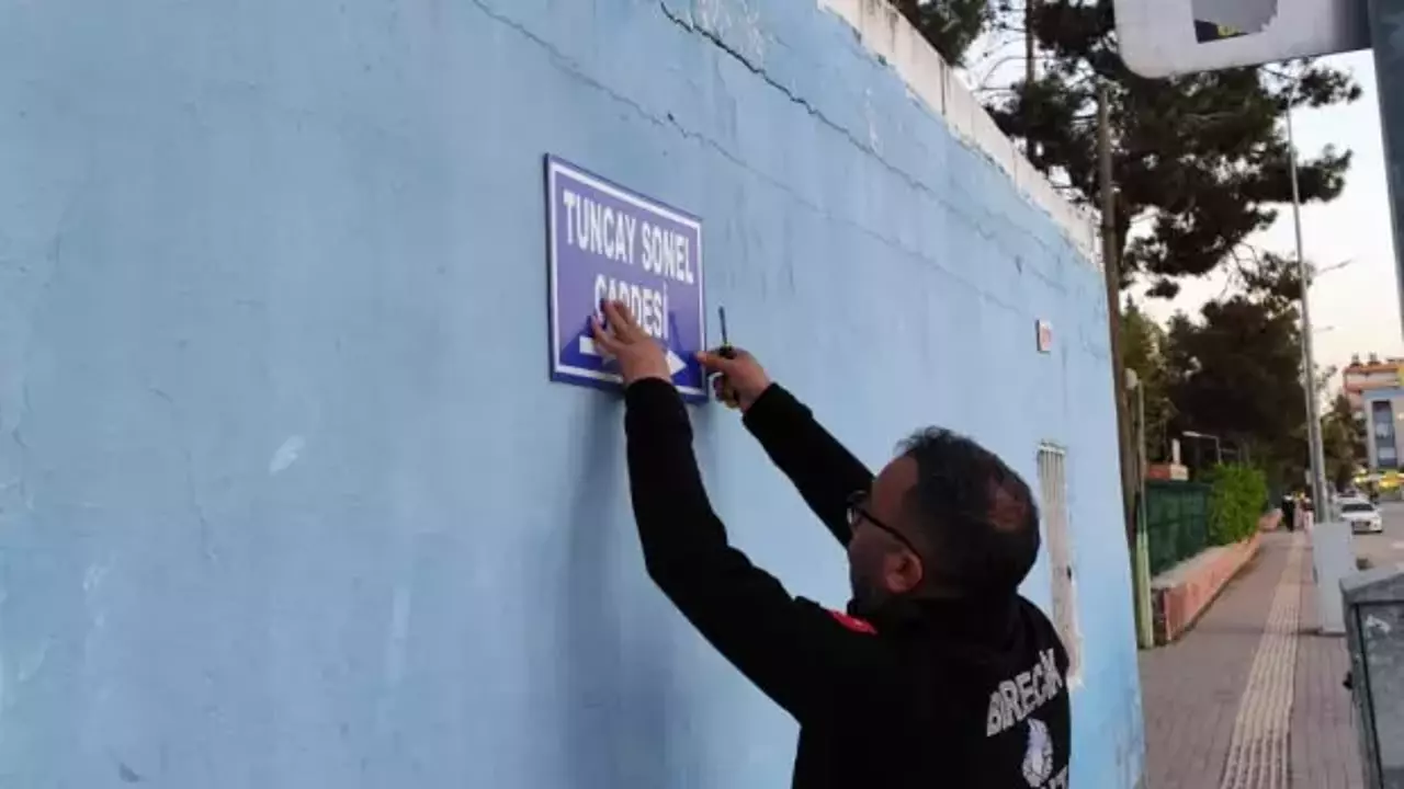 Tuncay Sonel'in adının verildiği cadde tabelası söküldü!