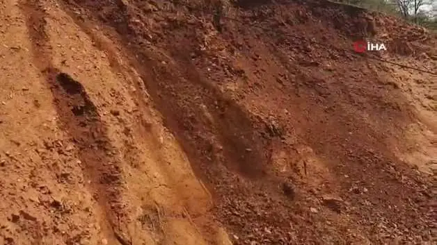 Tunceli’de yamaçtan kopan kütle yola düştü