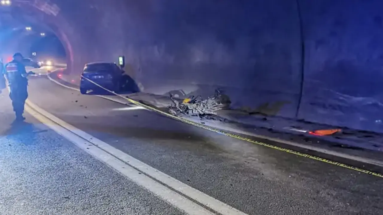 Tünelde otomobil ile motosiklet çarpıştı; 1 ölü, 2 yaralı