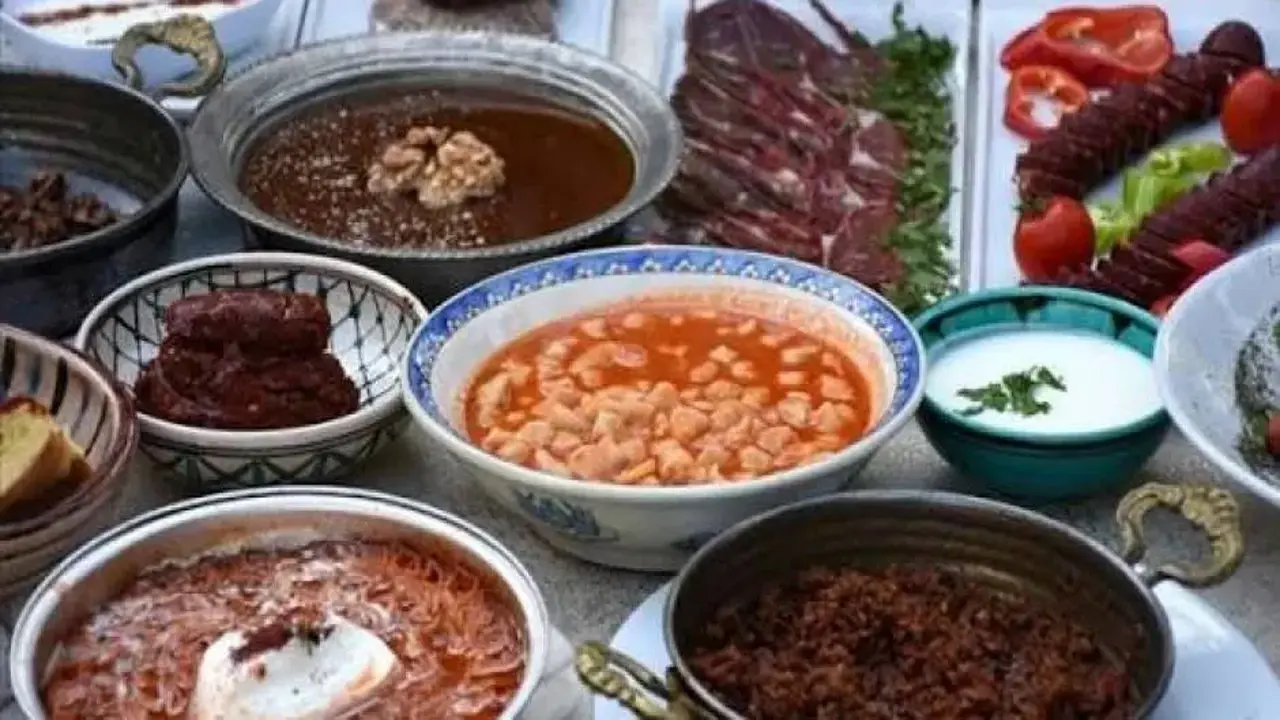 Turist en çok yemeğe para harcadı: Türkiye'nin gastronomik çeşitliliği kasayı doldurdu!
