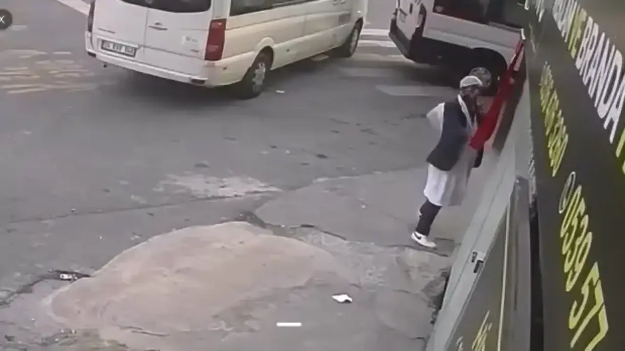 Türk bayrağını sökerek yere atan şüpheli hakkında yeni gelişme!