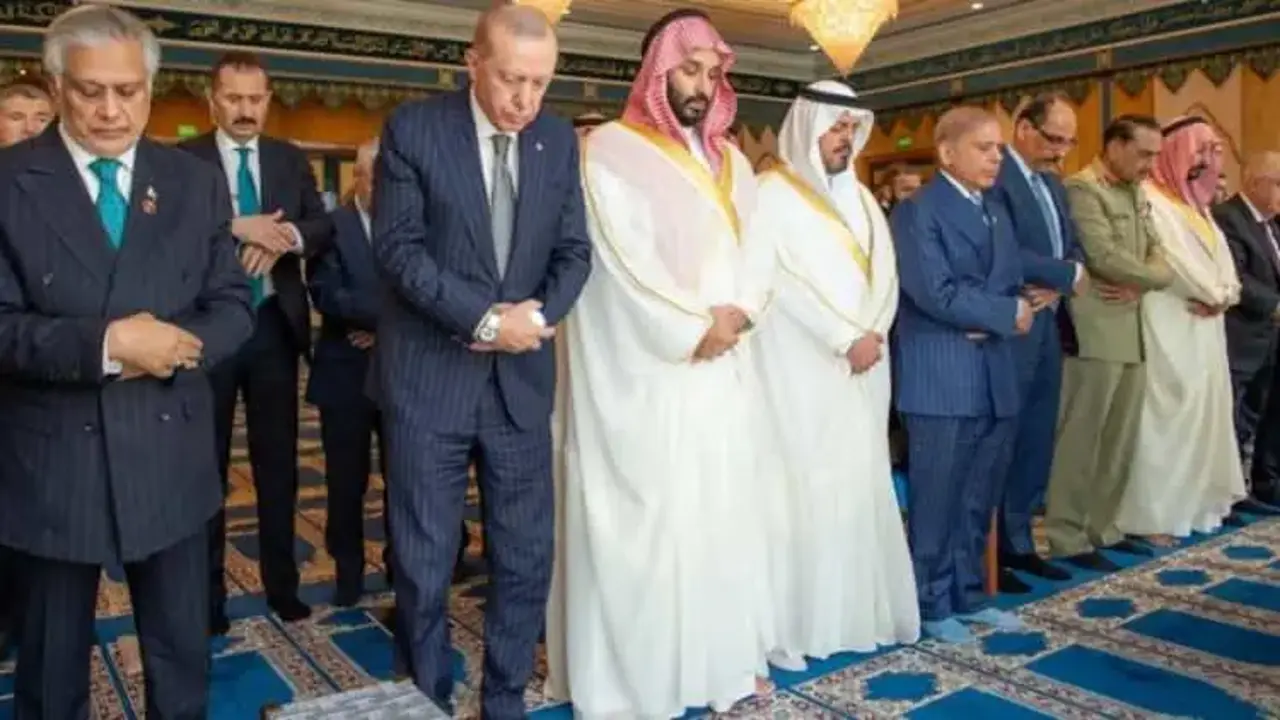 Türkiye-Suudi Arabistan-Pakistan üçlü savunma anlaşmasının ardından cuma namazı...