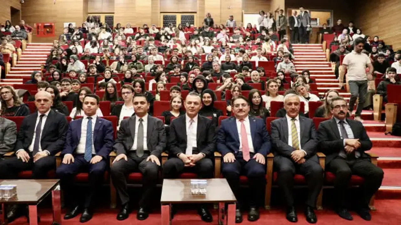 Türkiye Uzay Ajansı Başkanı Kıraç, Sakarya'da öğrencilerle buluştu!