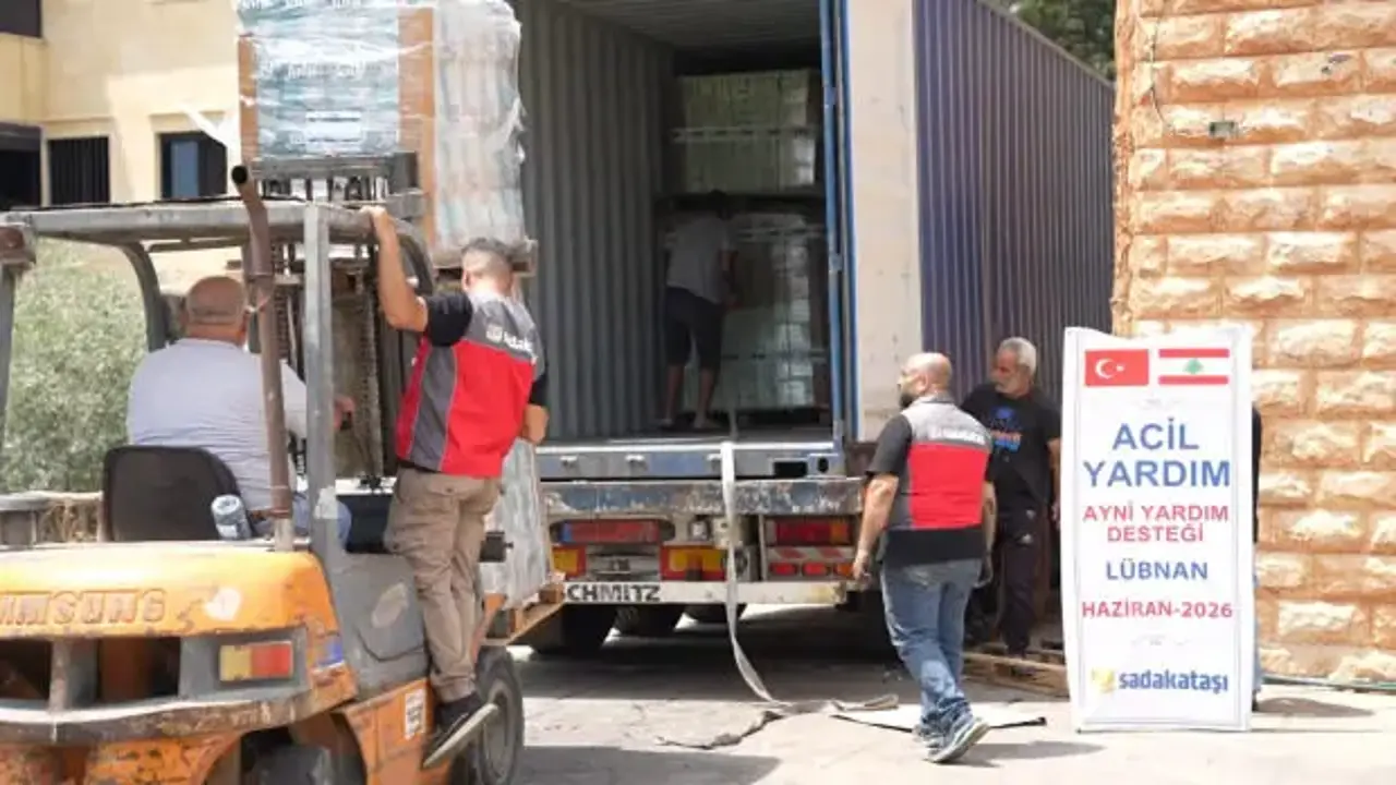 Türkiye’den Lübnan’a 30 konteynerlik insani yardım malzemesi