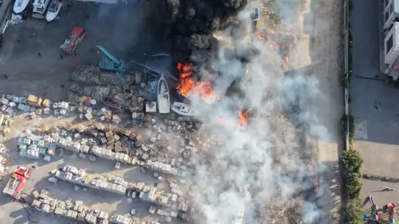 Tuzla'da otluk alanda çıkan yangın teknelere sıçradı: Alevler dron ile görüntülendi