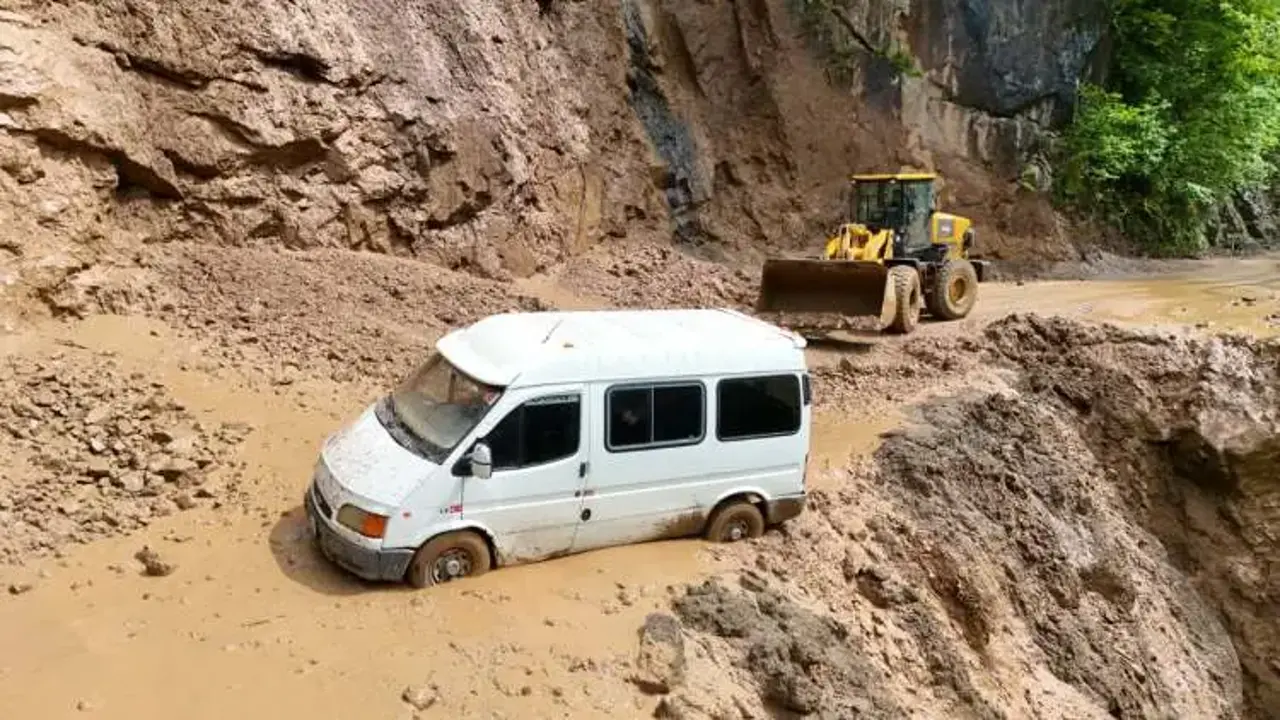 Uçurumun eşiğinde can pazarı: Çamura saplanan araçtan saniyelerle kaçtılar