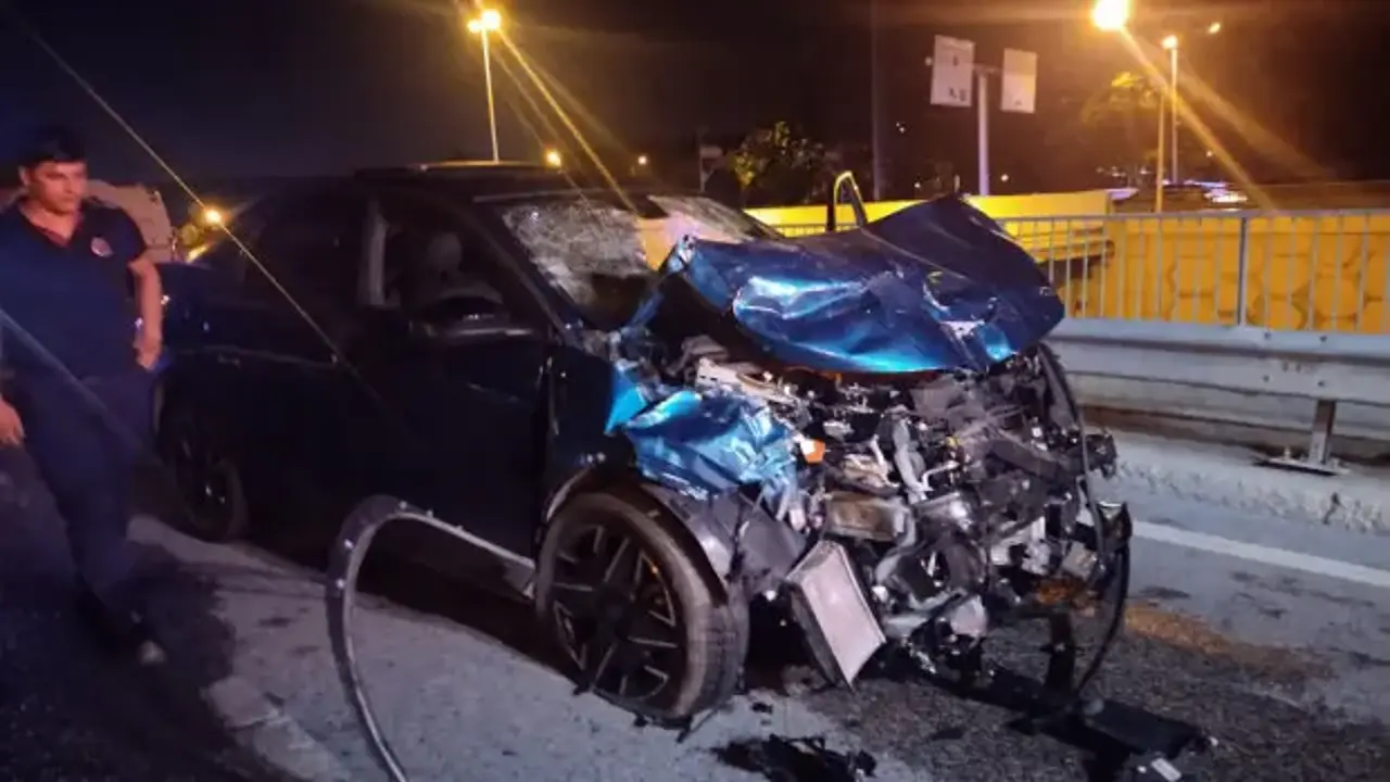 Ümraniye'de hafif ticari araç ile otomobil çarpıştı: 4'ü ağır, 6 yaralı