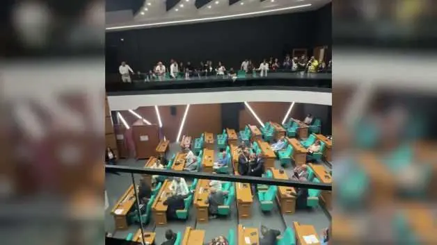 Üsküdar’da CHP'liler ve Yeni Partililer birbirine girdi: ‘Alayınızı…’