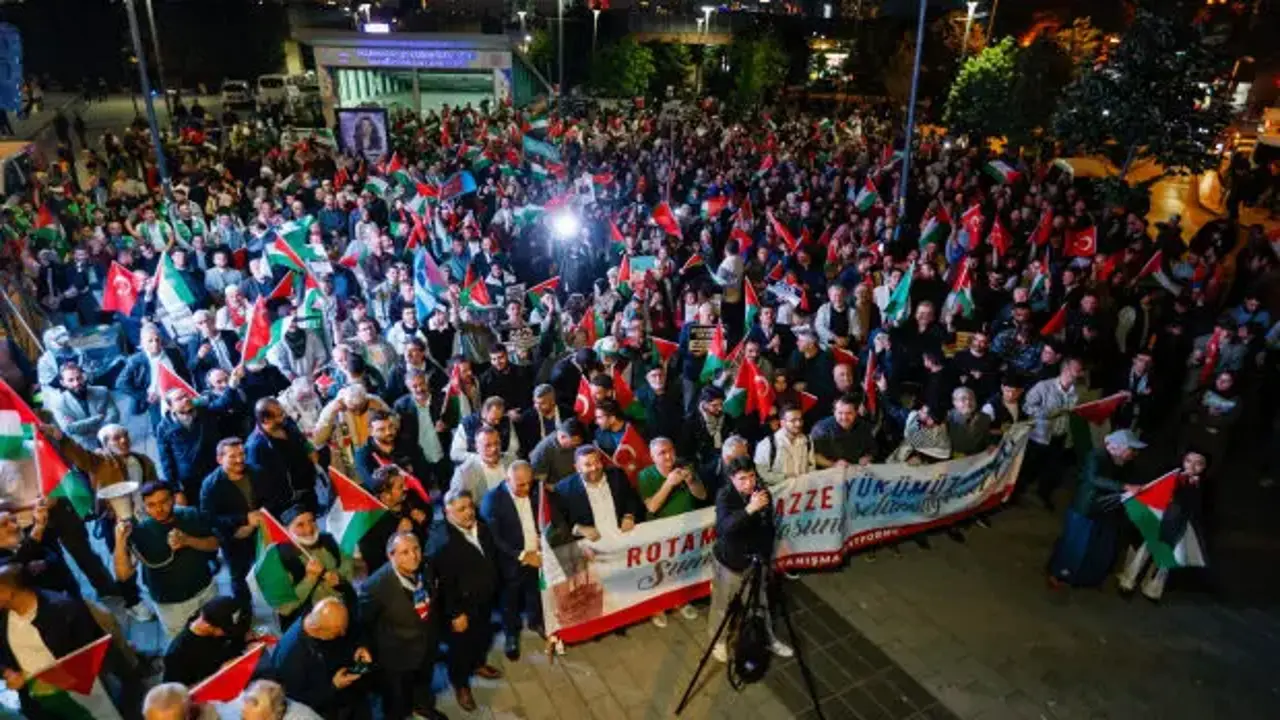 Üsküdar’da filo baskını protesto edildi: Binlerce kişi meydanları doldurdu