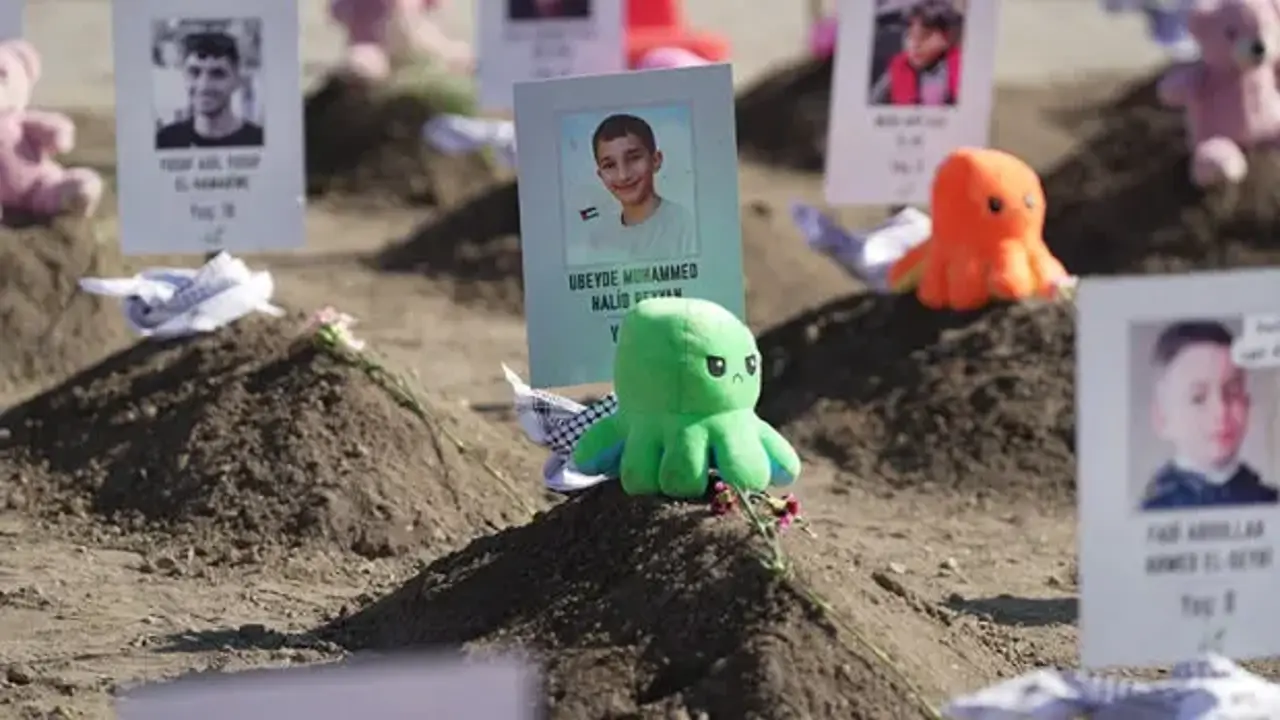 Üsküdar'da Gazze için çarpıcı eylem: Toprağın altındaki çocuklar