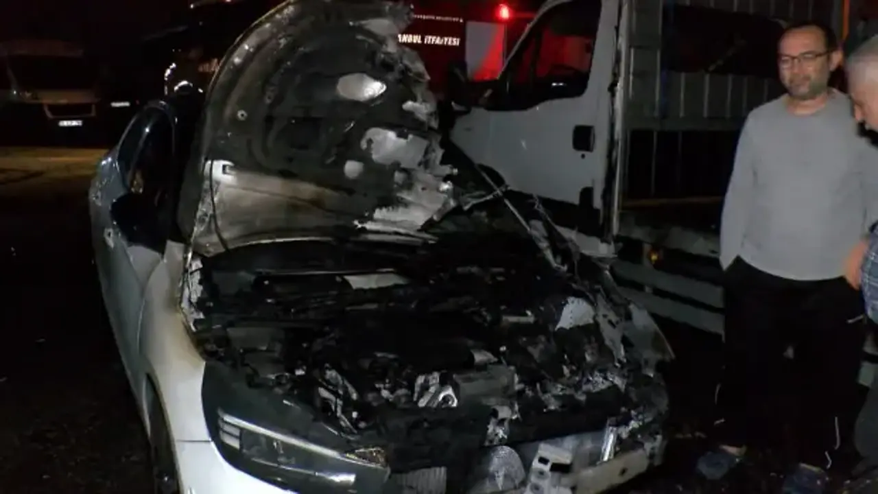 Üsküdar'da gece yarısı araç yangını paniği: 3 araç alevlere teslim
